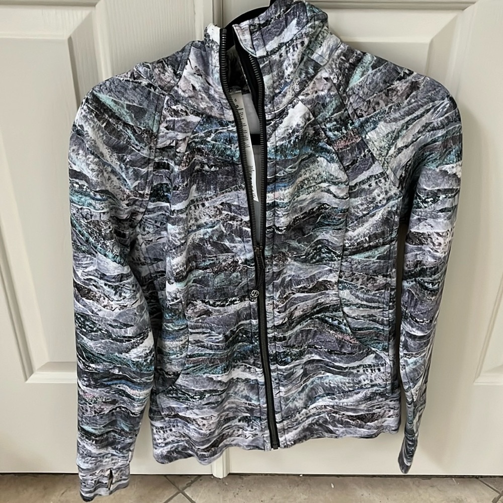 Lululemon scuba jacket size 6
